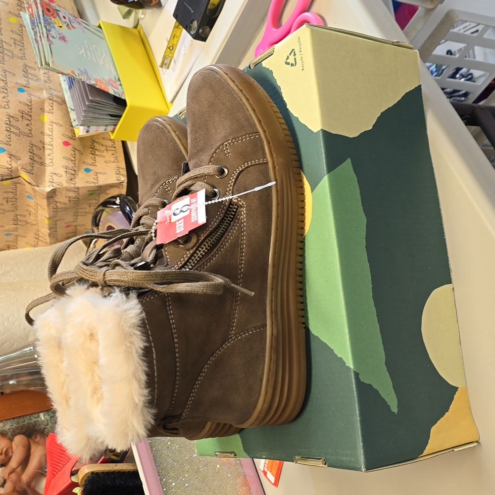 Earth Wonder jolt sneaker boots
